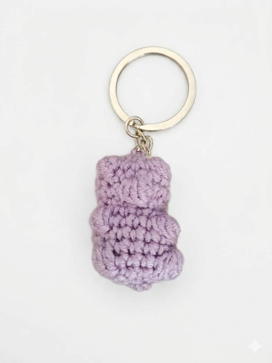 Llavero oso de gomita de crochet lila