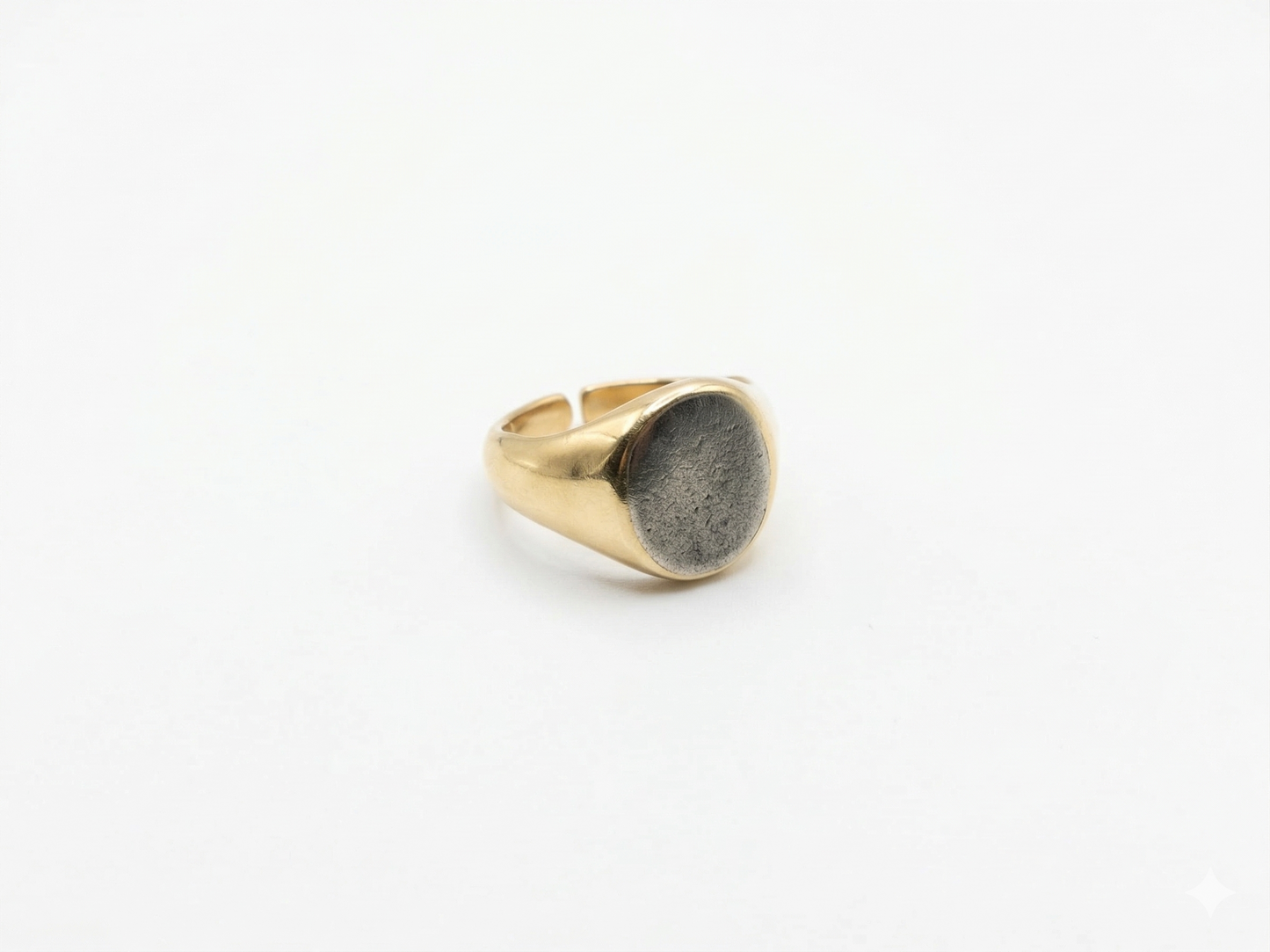 anillo color dorado